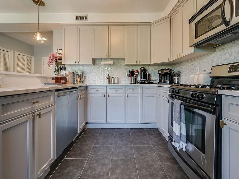 650 2nd St #4G — Photo 13