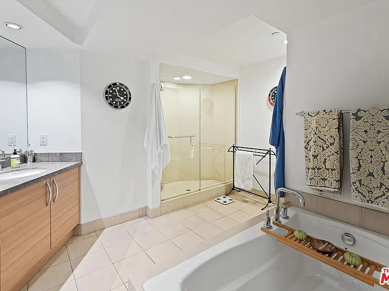 13650 Marina Pointe Dr #906 — Photo 19