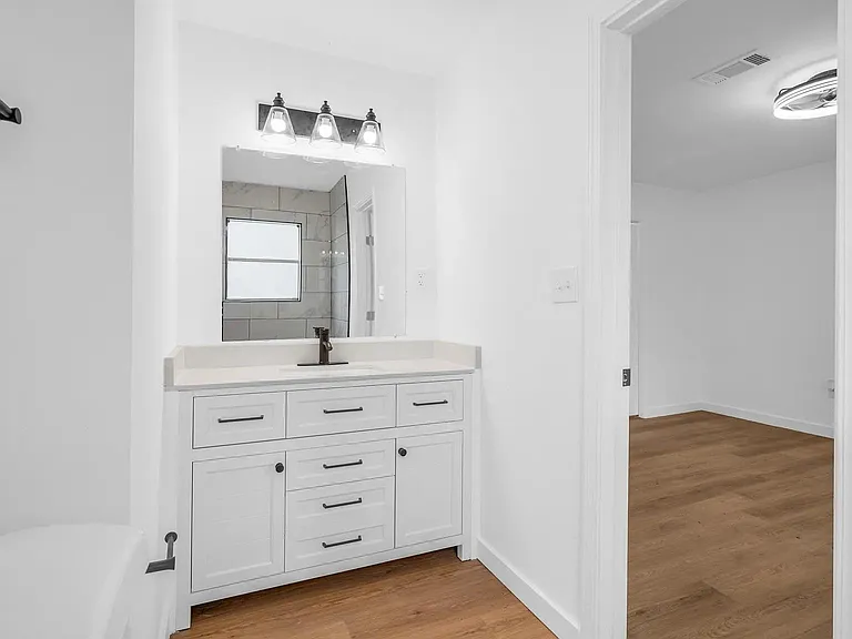 290 E Smith St — Photo 19