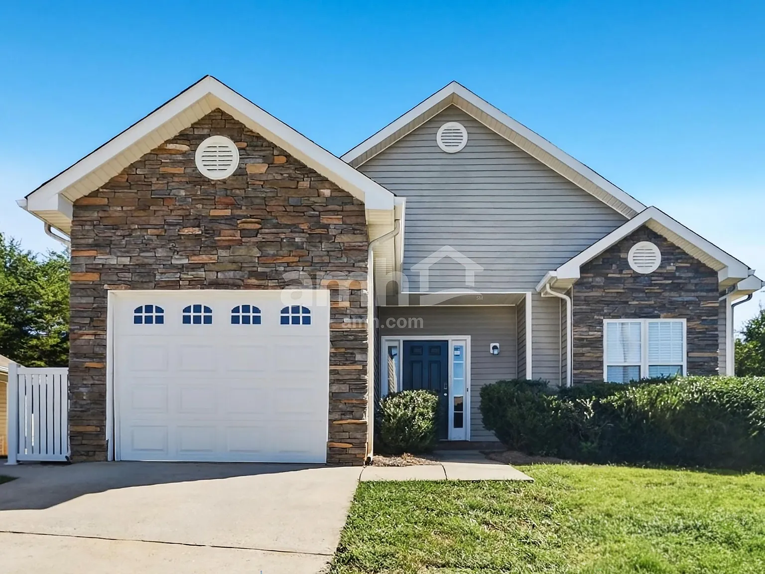 3 bed, 2.0 bath, 1458 sqft, $1,870 — Photo 1