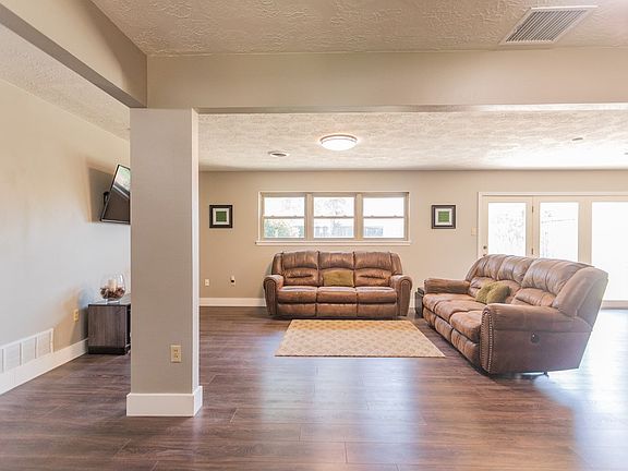 2nd image of 3904 E Everglade Ave