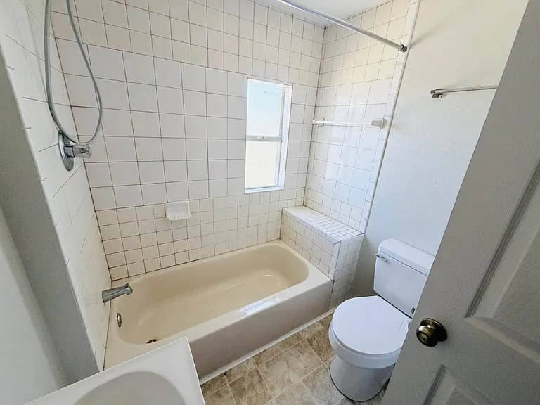 1002 Avenue E #4 — Photo 5