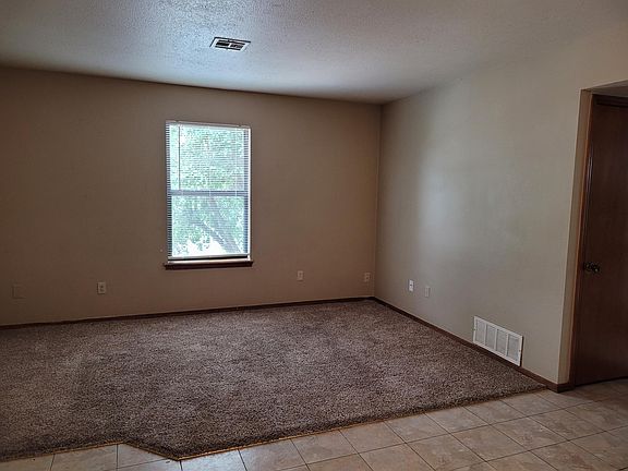 2nd image of 316 Vicksburg Cir APT 4