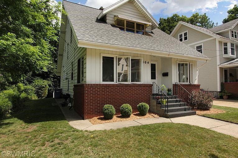 1st image of 304 Sunset Ave NW