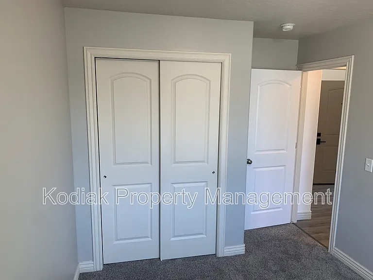 312 N Greenwich Dr — Photo 4