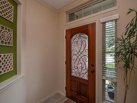 Come into the foyer with a decorative niche for your artwork.