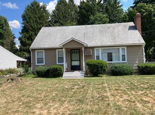 26 Horseshoe Dr, Hyde Park, NY 12538