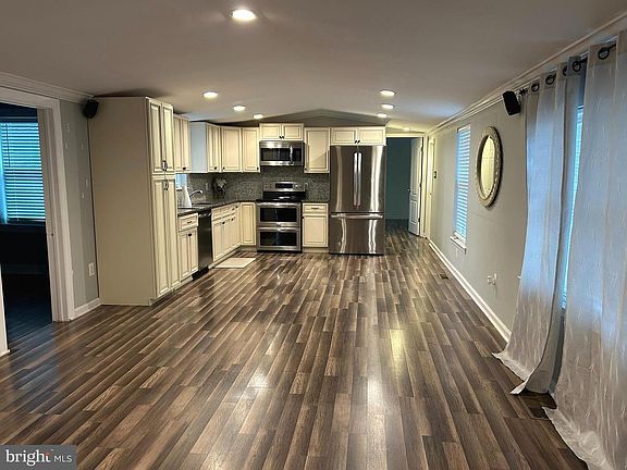 4th image of 318 Holiday St