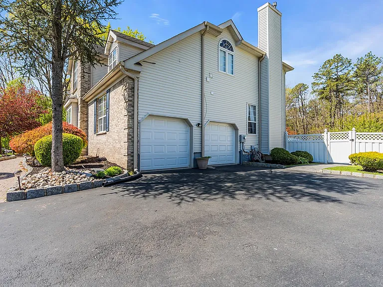 95 Erin Dr — Photo 36