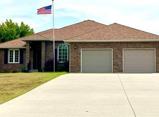 12335 E Outpost Cir, Nevada, MO 64772