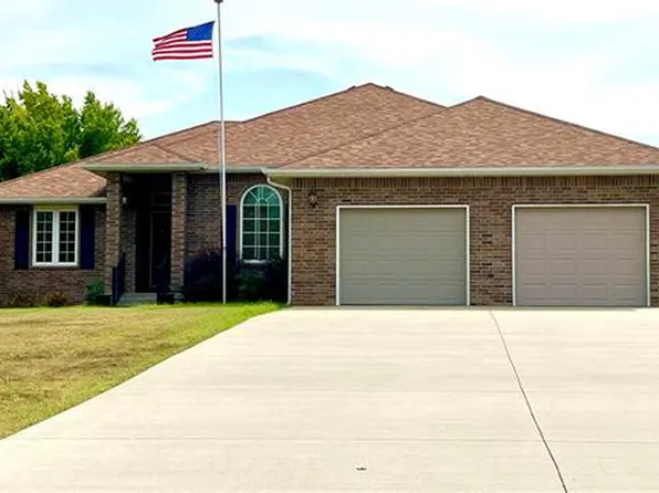 12335 E Outpost Cir, Nevada, MO 64772