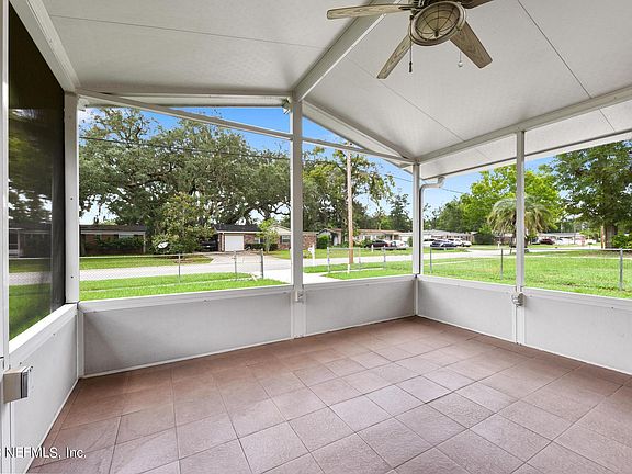 3rd image of 448 BLAIRMORE Boulevard W