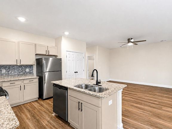 3rd image of 269 Sandridgebury Dr. #269