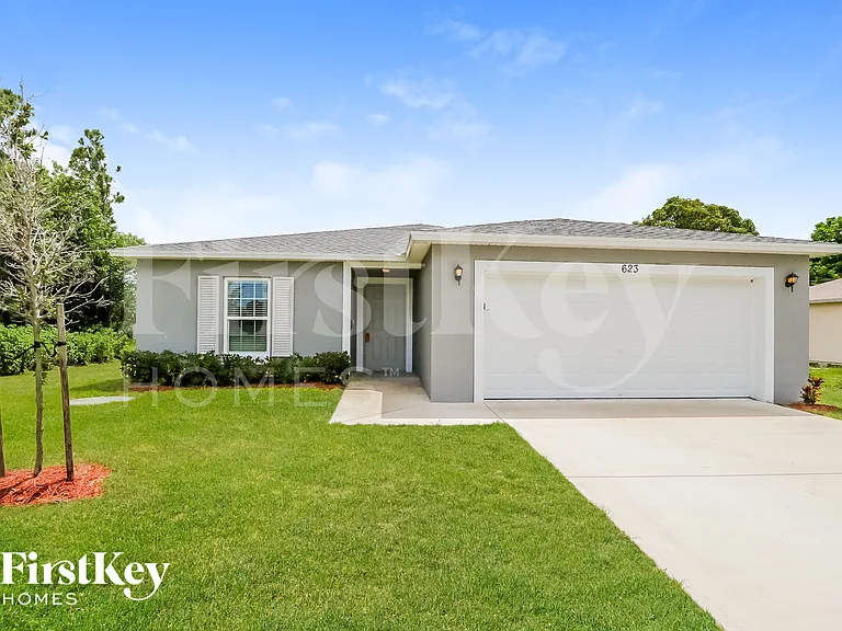623 SW Homeland Rd — Photo 1