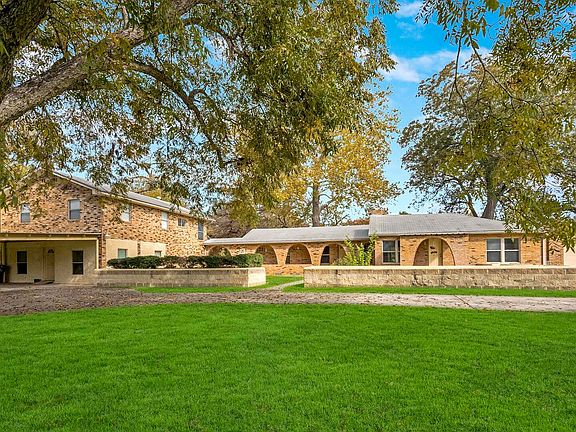 3rd image of 388 GUADALUPE RIVER DR