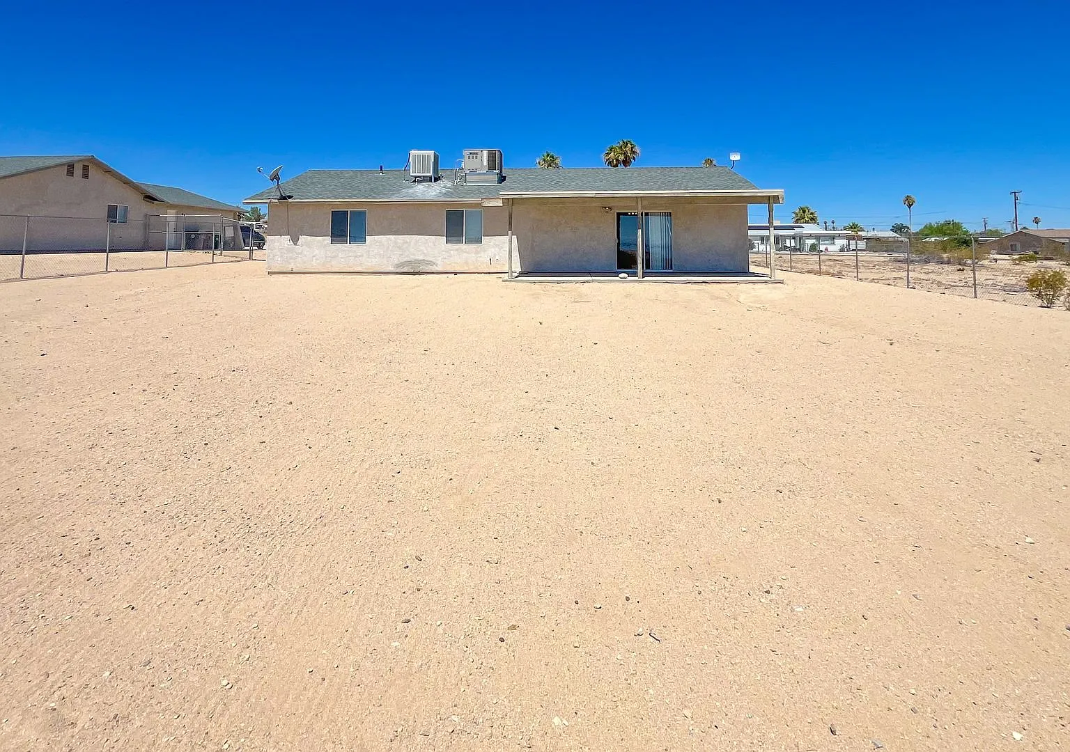 Cute 3 Bedroom 2 Bathroom Home — Photo 4