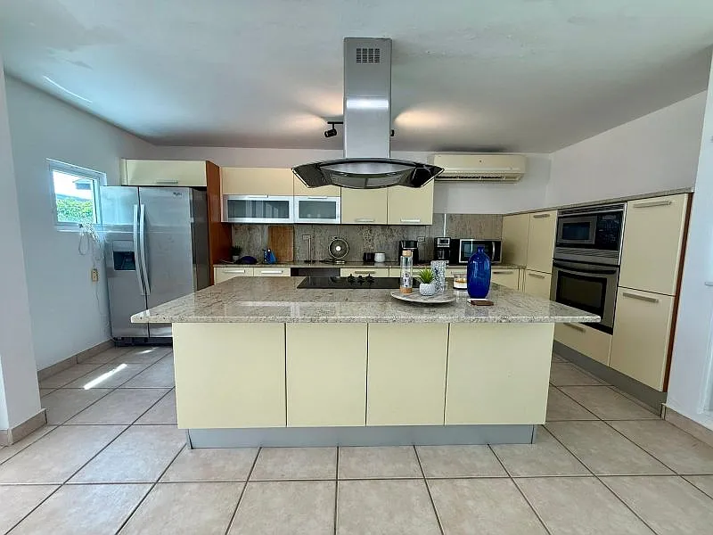 4 bed, 2.5 bath, 2249 sqft, $4,500 — Photo 2