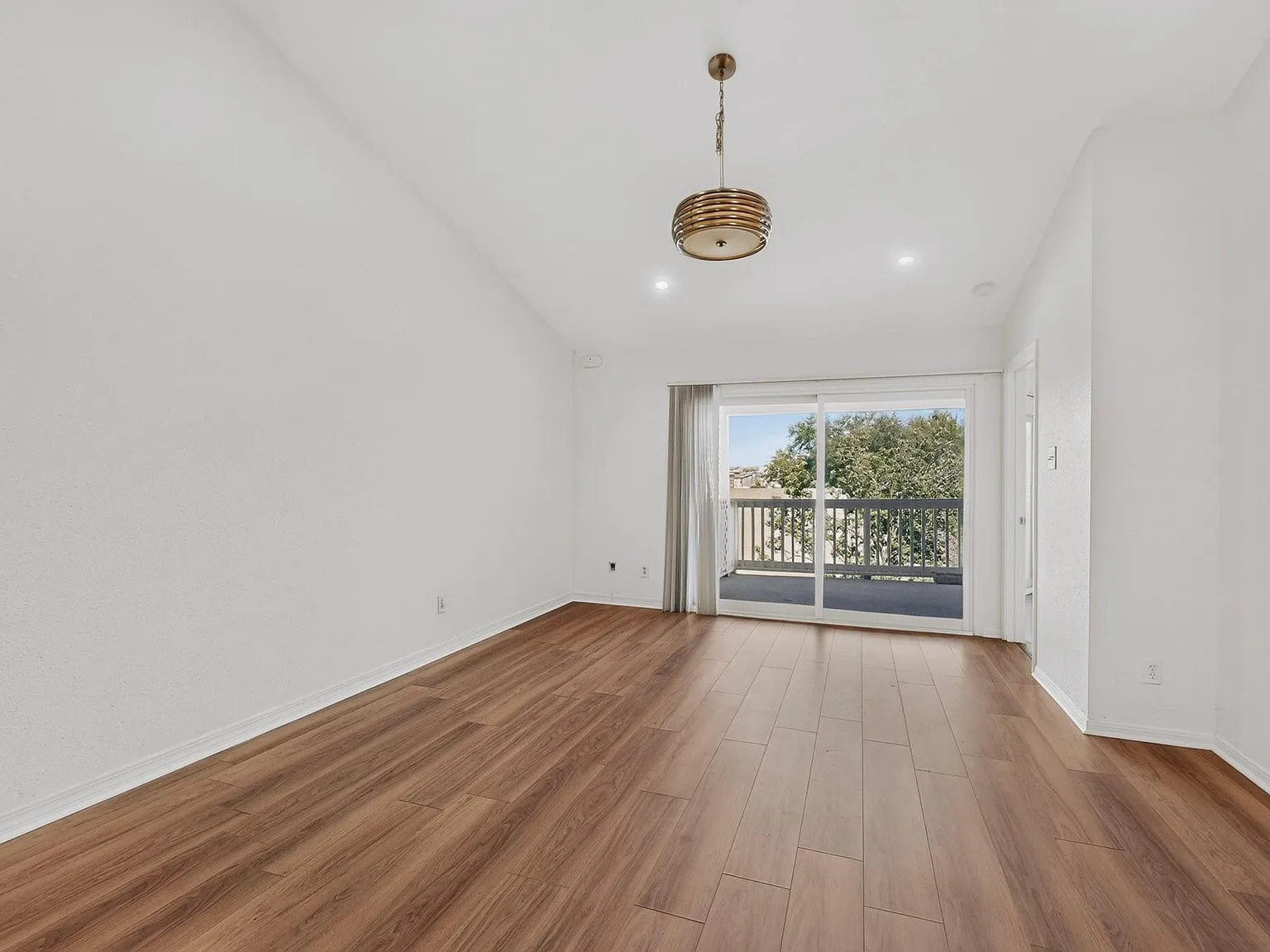 2 bed, 2.0 bath, 1060 sqft, $1,700 — Photo 4
