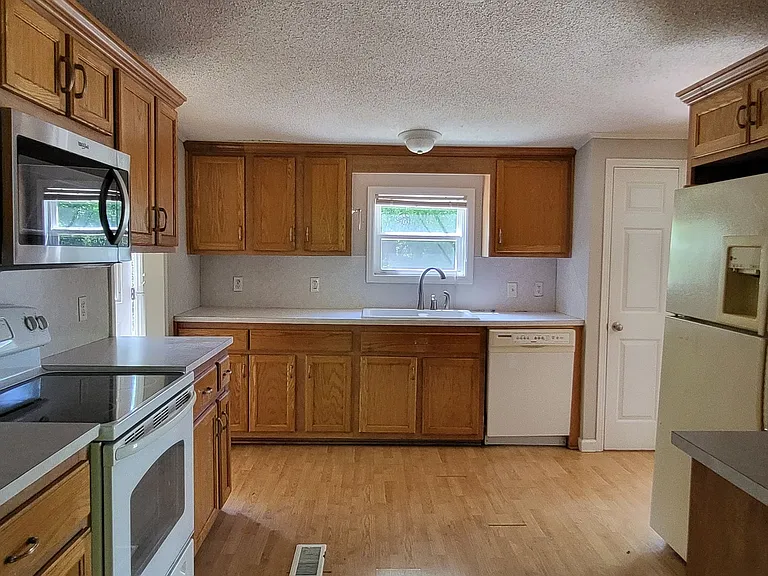 243 Chase Dr — Photo 5