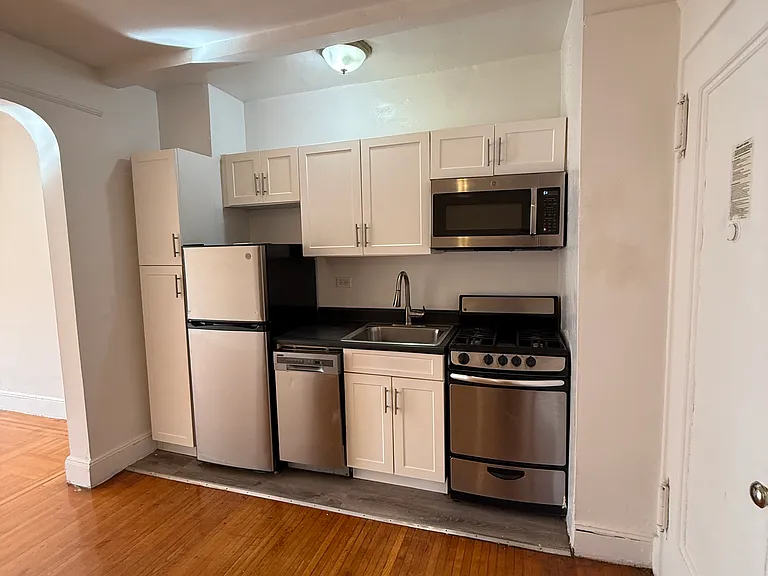 610 Victory Blvd #6 — Photo 2