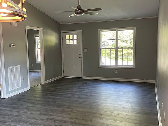 5th image of 402 Sproles Ave E