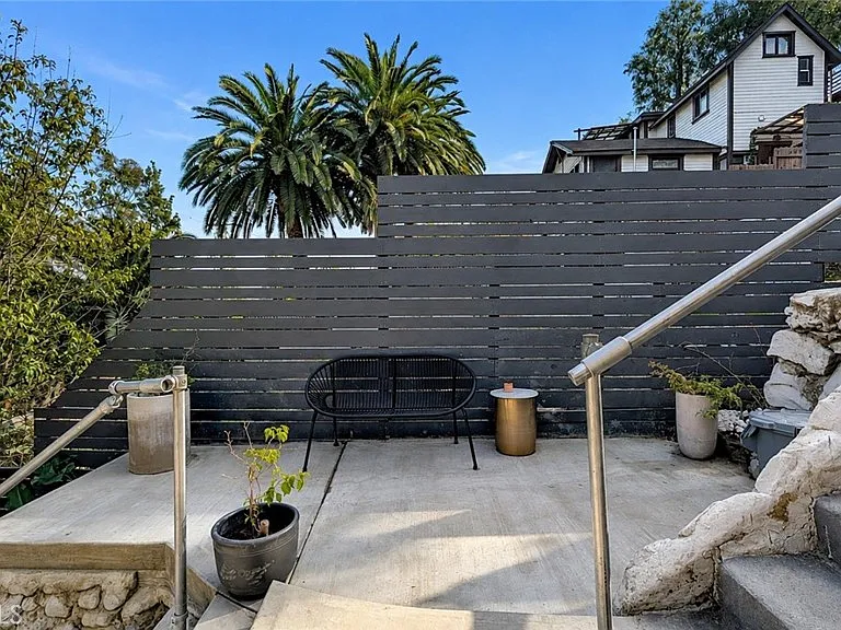 2338 Riverside Dr — Photo 12