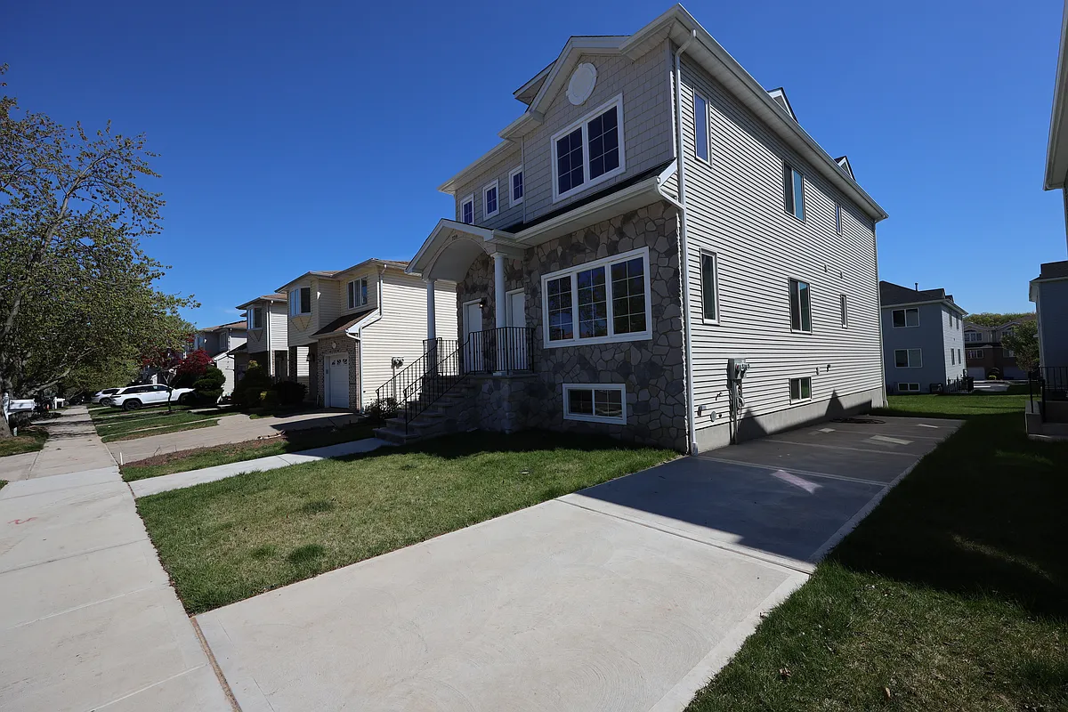 Building Photo - 739 Maguire Ave #2