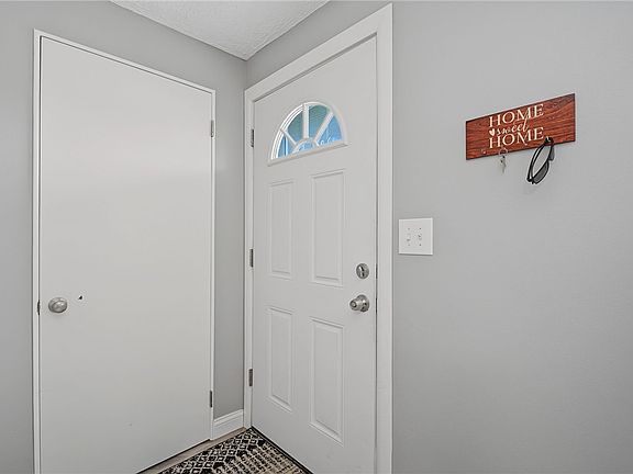 3rd image of 325 Windsor Ct