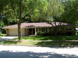 W61N884 Arbor Dr, Cedarburg, WI 53012