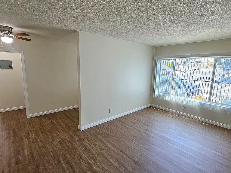 1375 W 20th St #1 — Photo 3