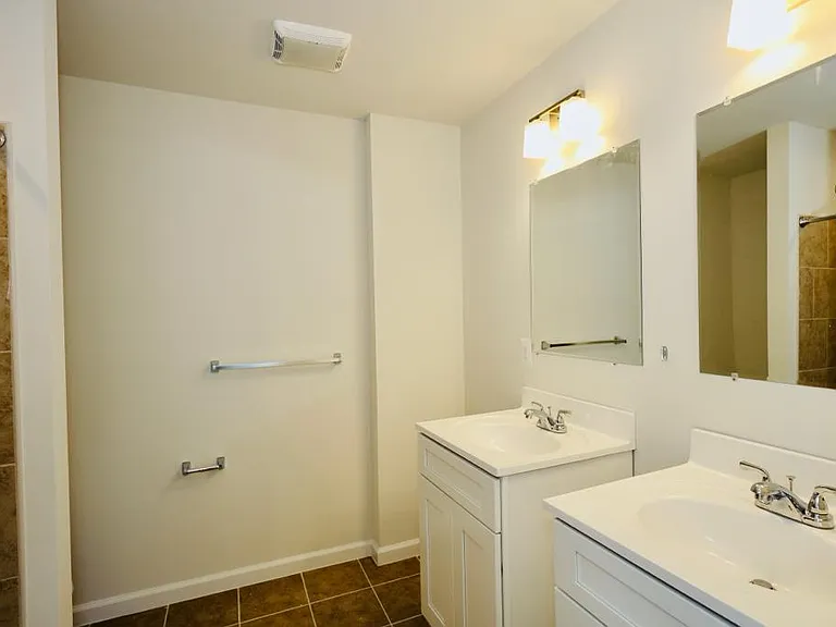 22 E Gerrard St — Photo 17