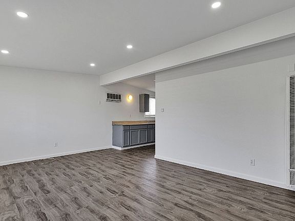 4th image of 16398 Yucca St