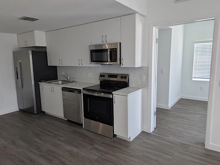 2202 N Tamarind Ave #303 — Photo 3