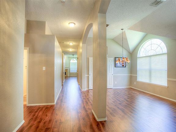 4th image of 2030 Fox Glen Dr