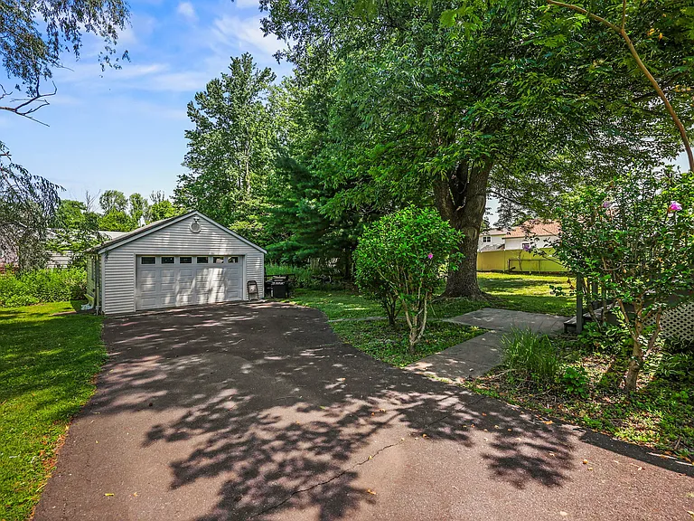 4 Thurston Ave — Photo 29