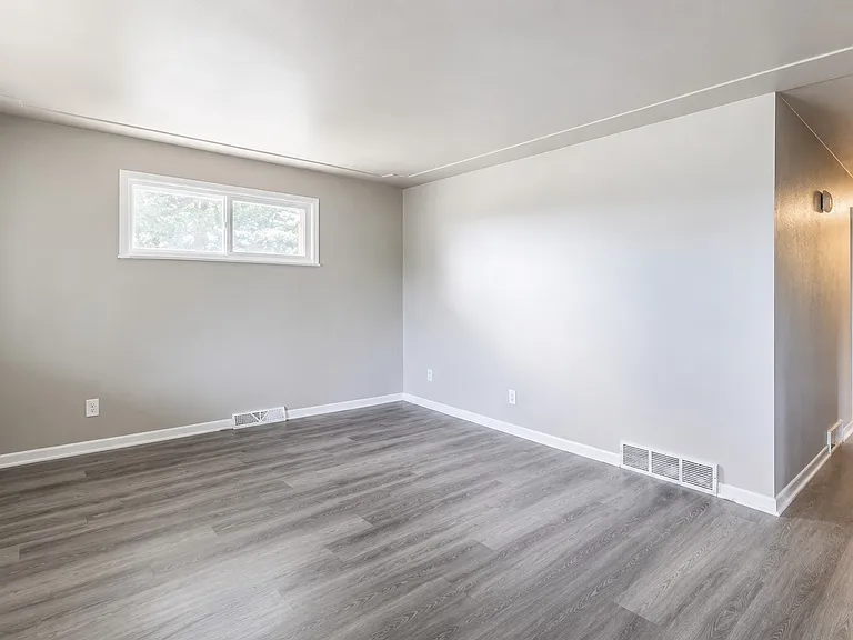 925 Stuart St — Photo 3