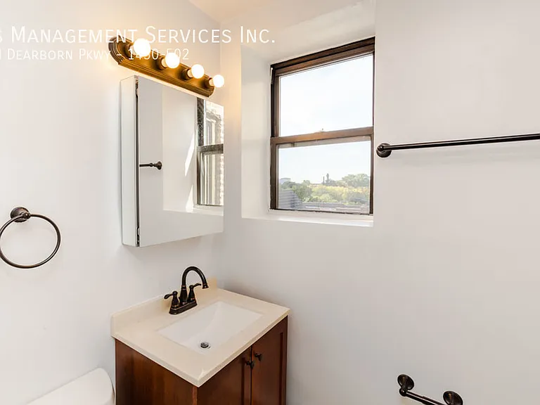 1430 N Dearborn Pkwy — Photo 103