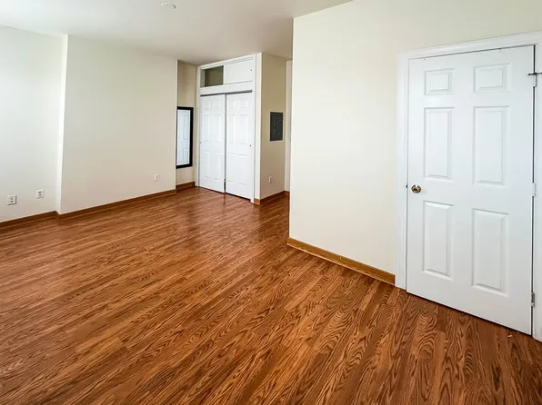 394 Woodlawn Avenue image 3 of 15