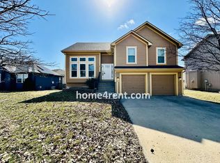 933 E Oak Crest Dr, Gardner, KS 66030