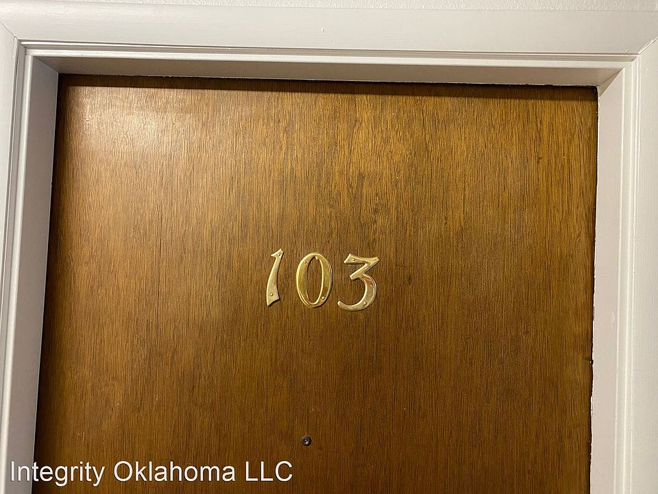 1st image of 3903 N Rockwell Ave #103