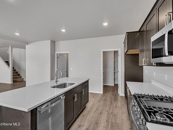 4th image of 2755 N Vega St
