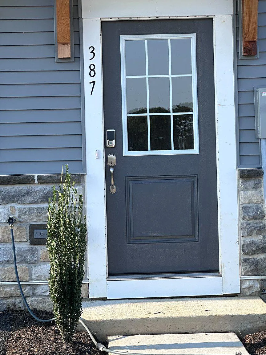 4 bed, 3.5 bath, 2400 sqft, $2,300 — Photo 2