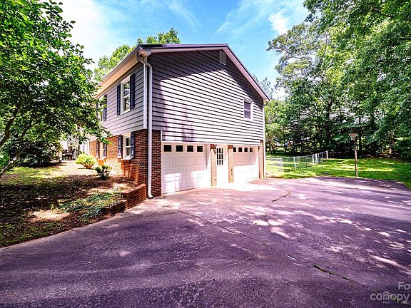 2nd image of 117 Windy Oaks Ct
