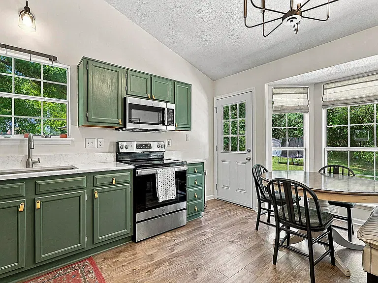 3 bed, 1170 sqft, $1,850 — Photo 2