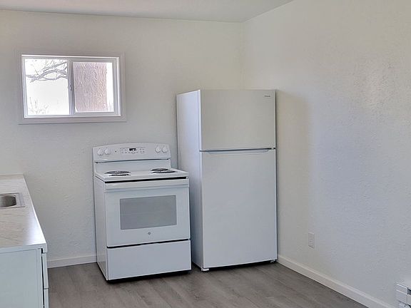 4th image of 115 N Hinkle St #B
