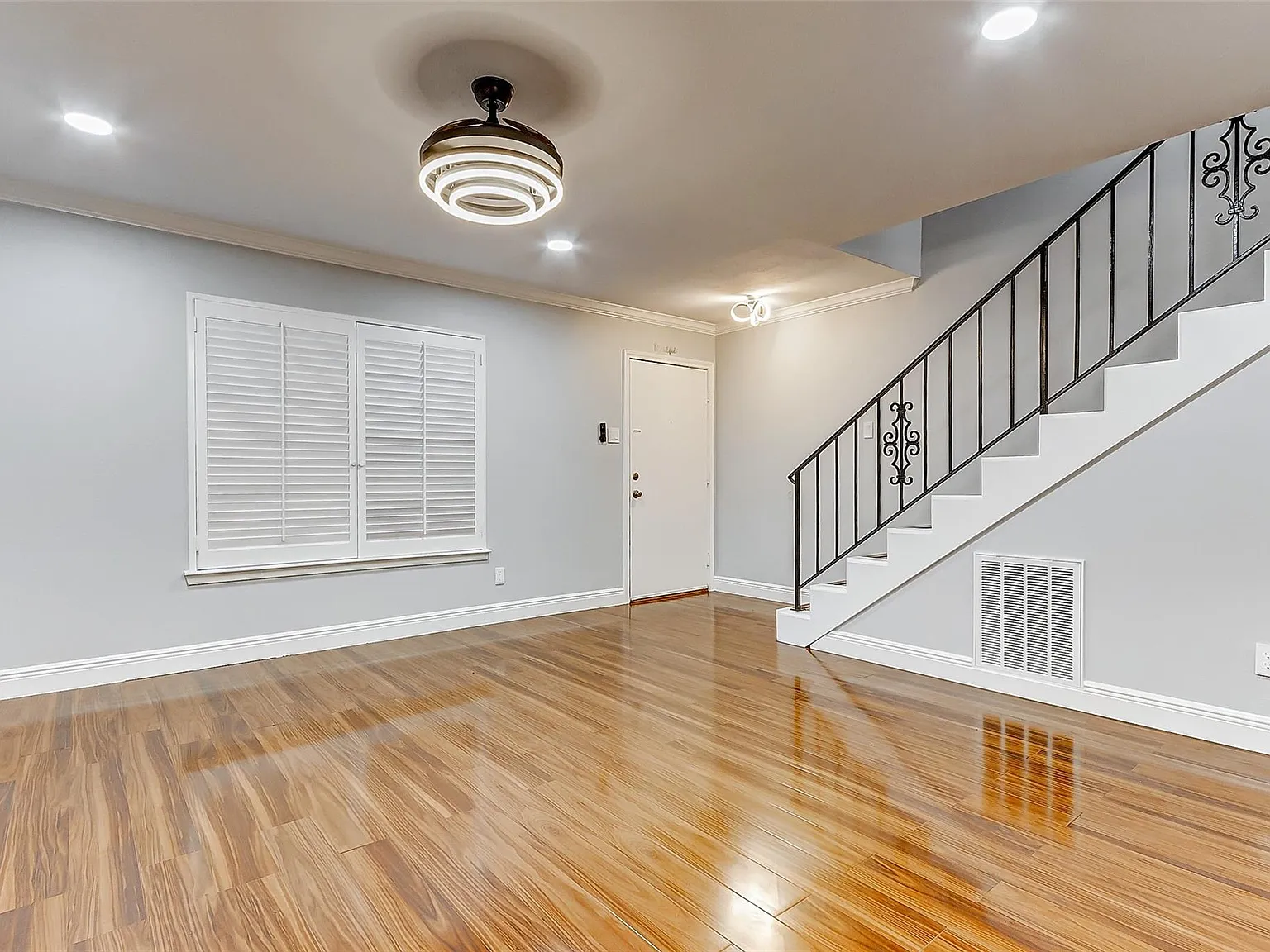 2 bed, 1.5 bath, 1204 sqft, $1,600 — Photo 2