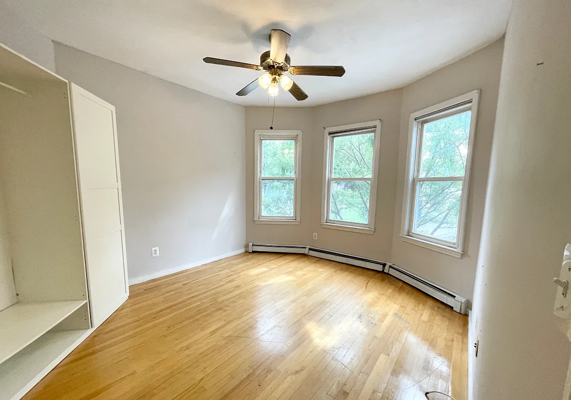 4 bed, 1.5 bath, 1100 sqft, $5,600 — Photo 3