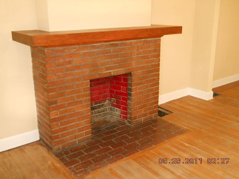fireplace / hardwood