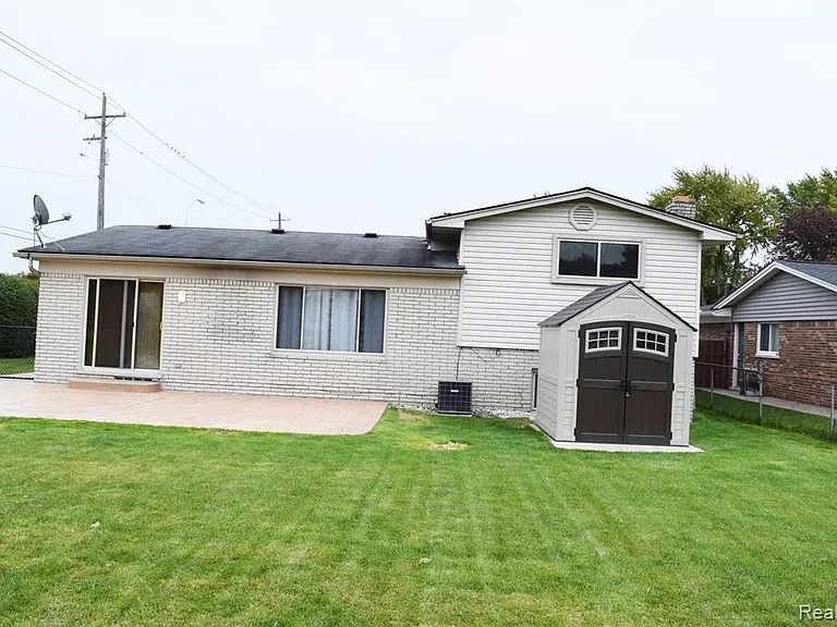43608 Lombardy Dr — Photo 3