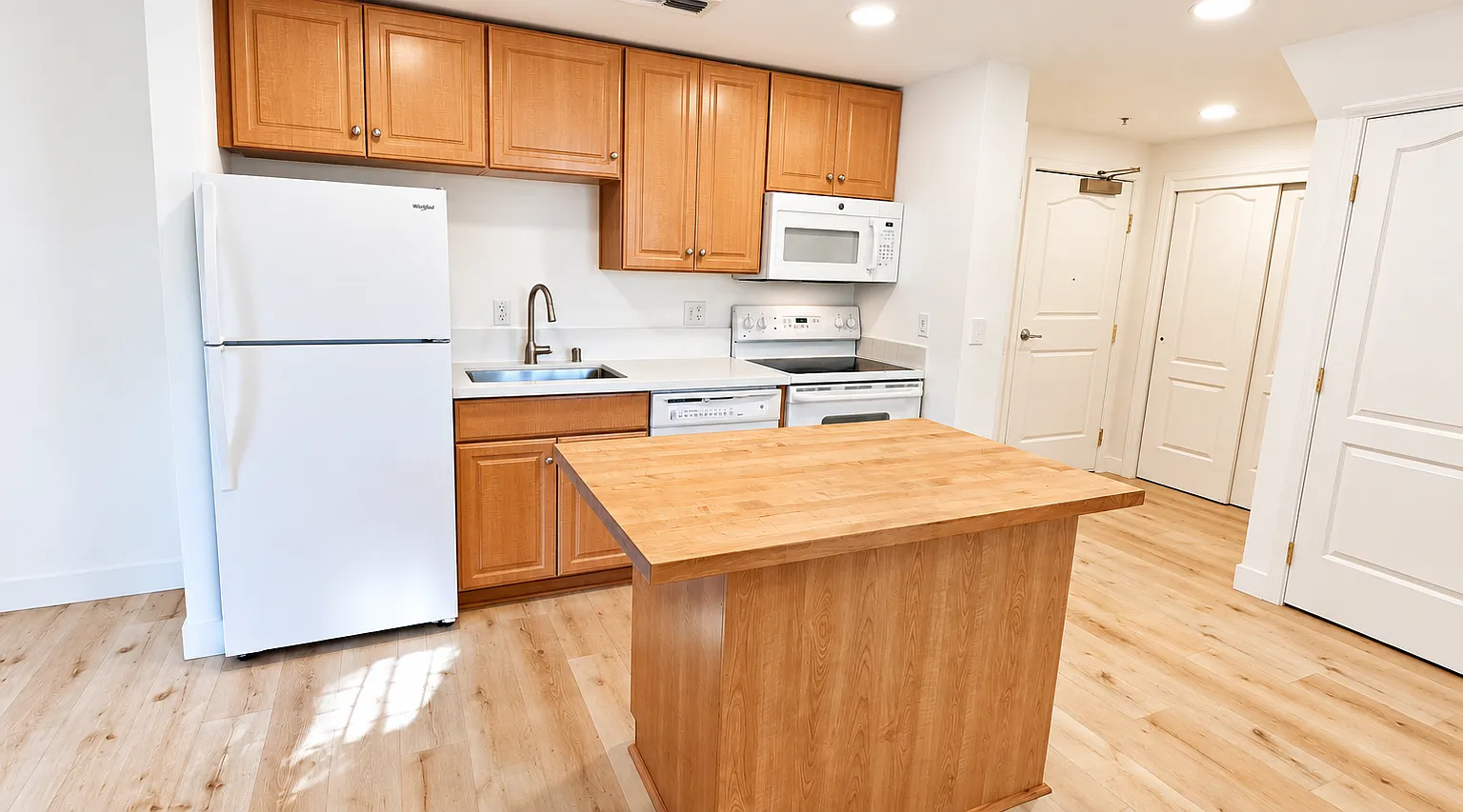 2 bed, 1.5 bath, 1010 sqft, $2,425 — Photo 1